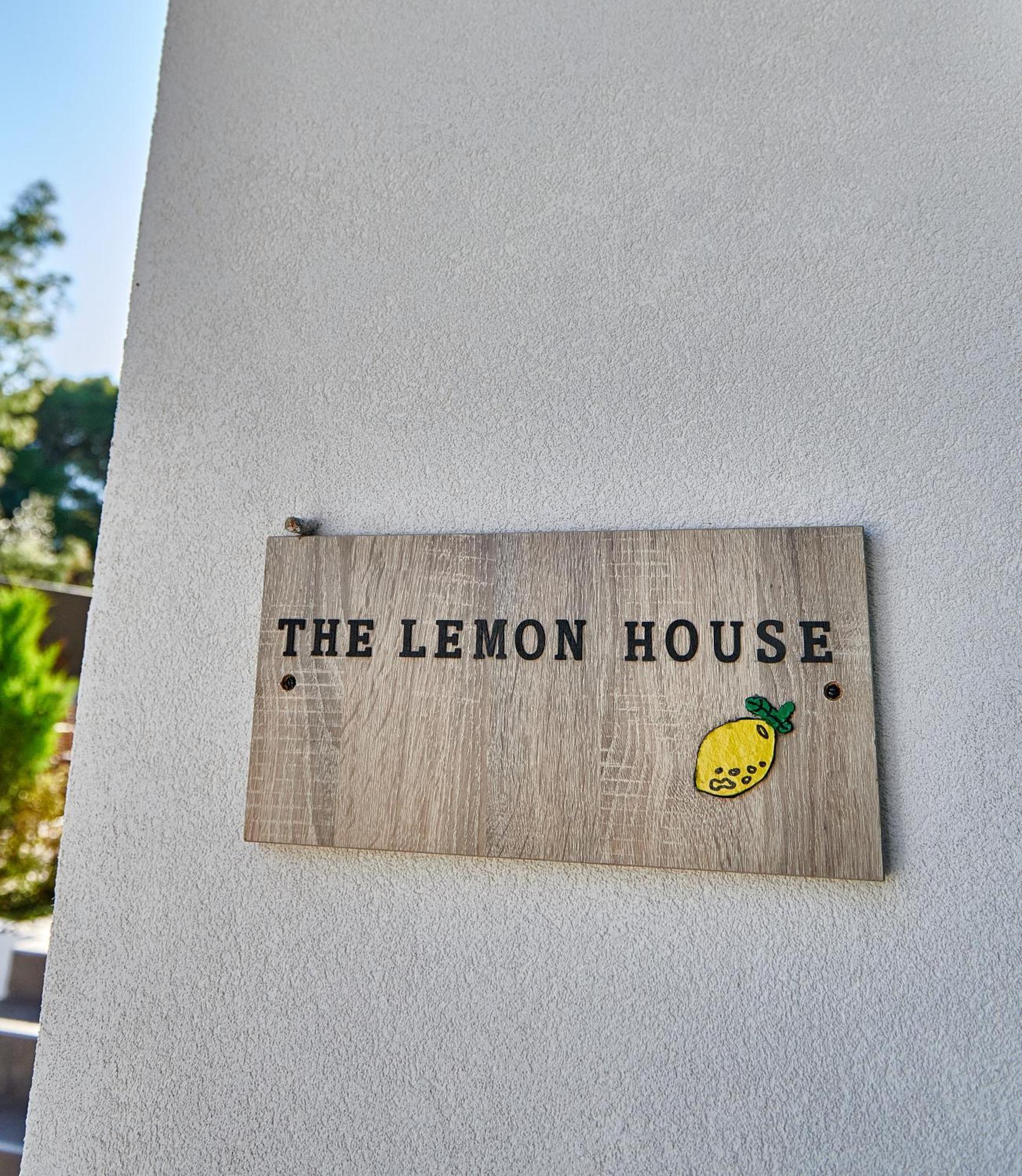 The Lemon House Apartment Artemida  Bagian luar foto